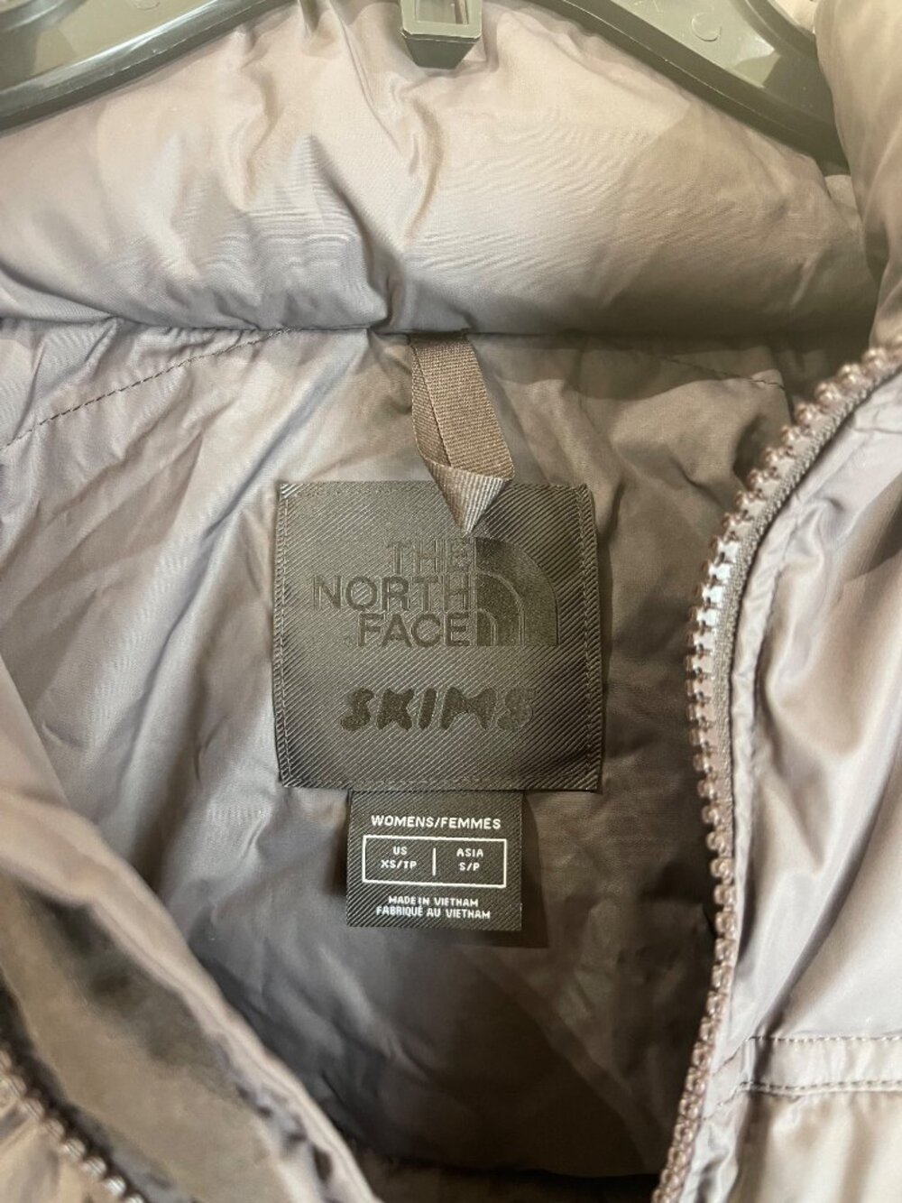 NEW SKIMS x THE NORTH FACE 2000 RETRO NUPTSE 700 PHOENIX JACKET XS - Picture 5 of 7